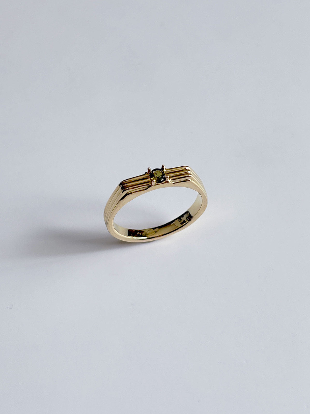 Birthstone reeding ring