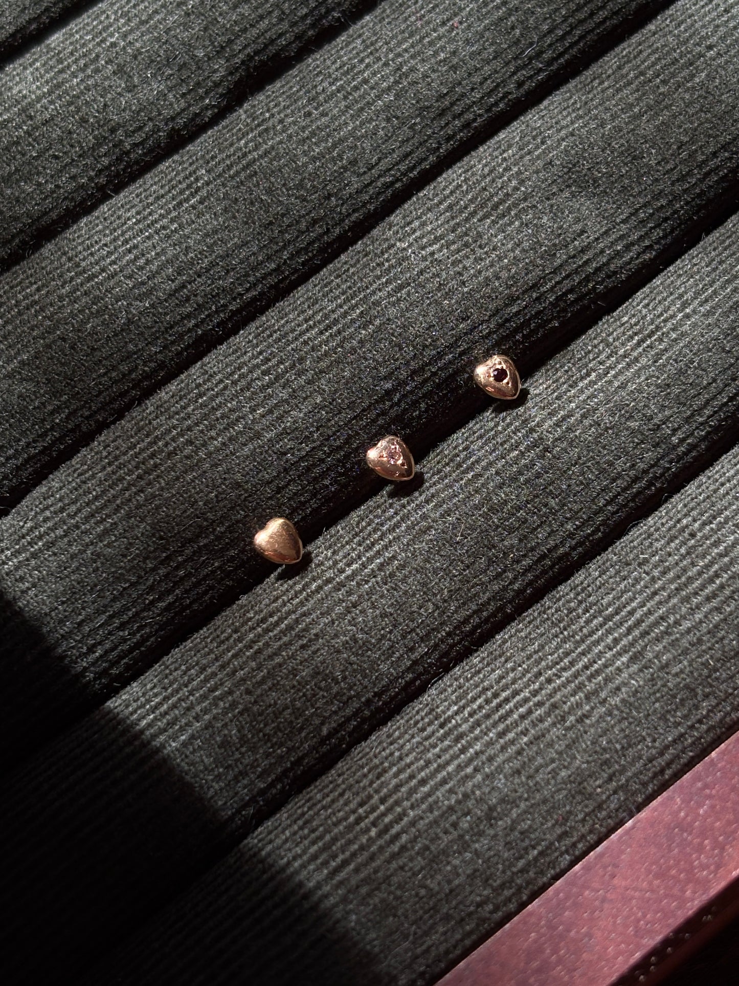 Mini round heart earrings with stone