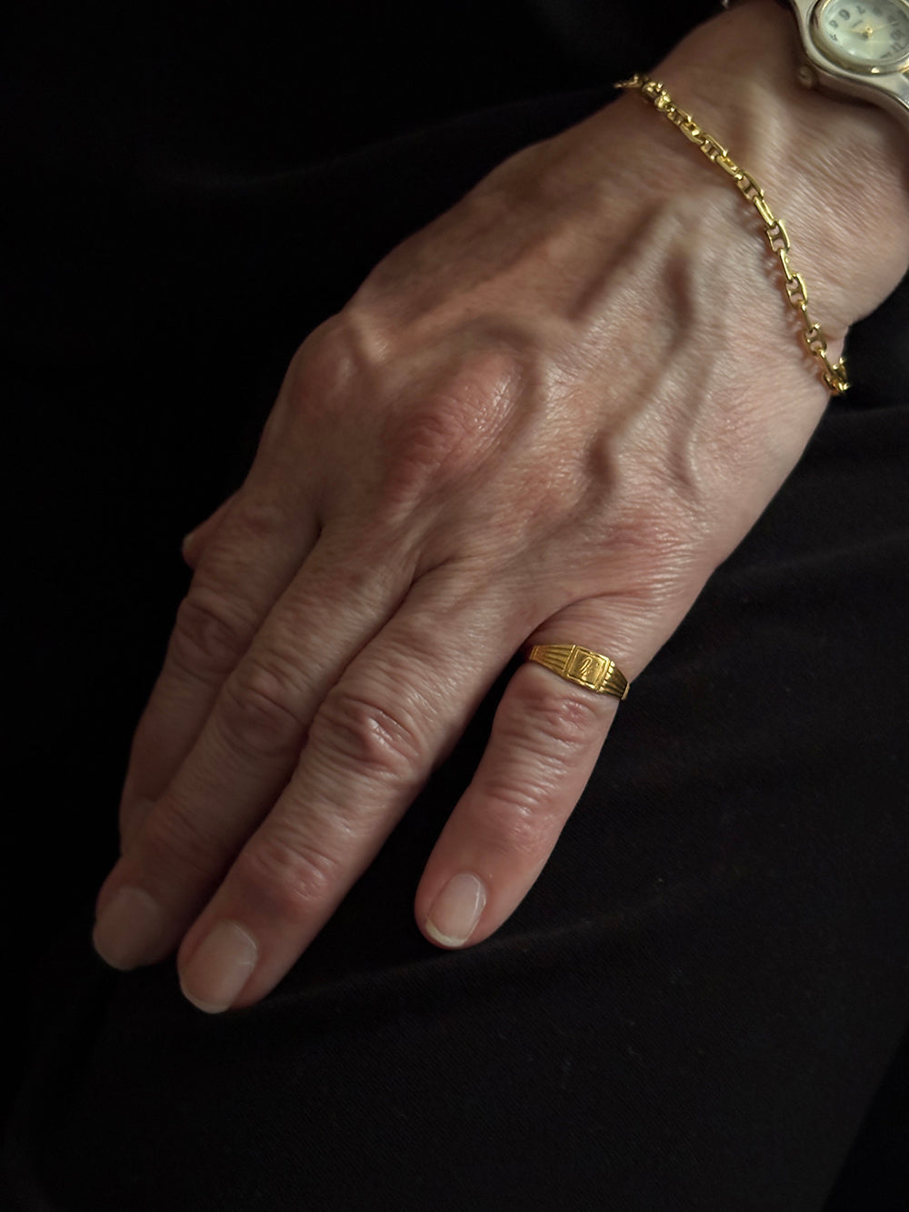 Square rimmed pinky ring