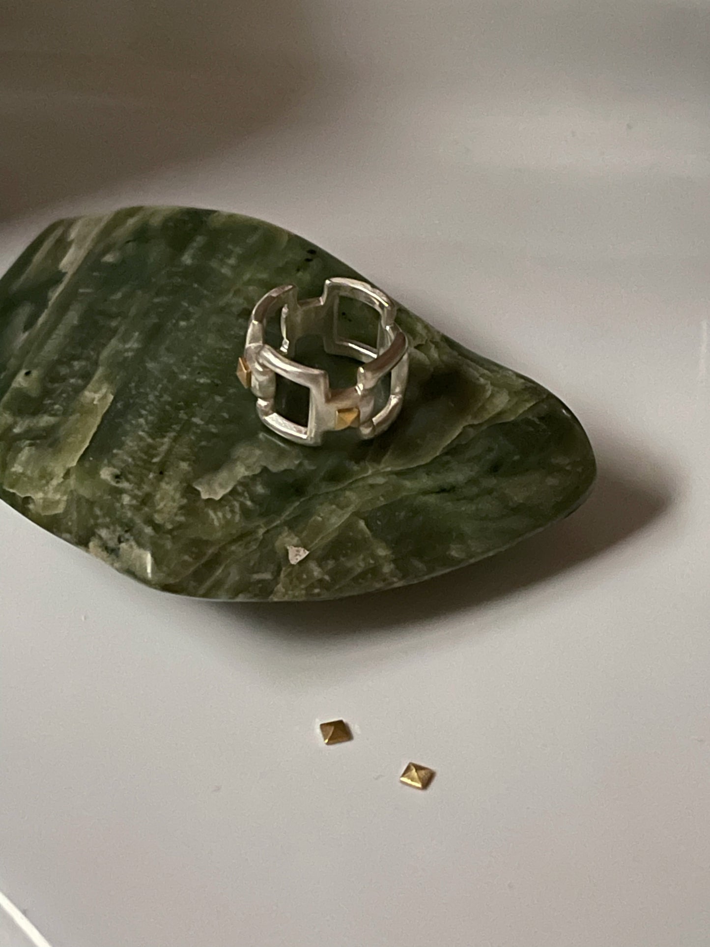 Squares pyramid studs ring