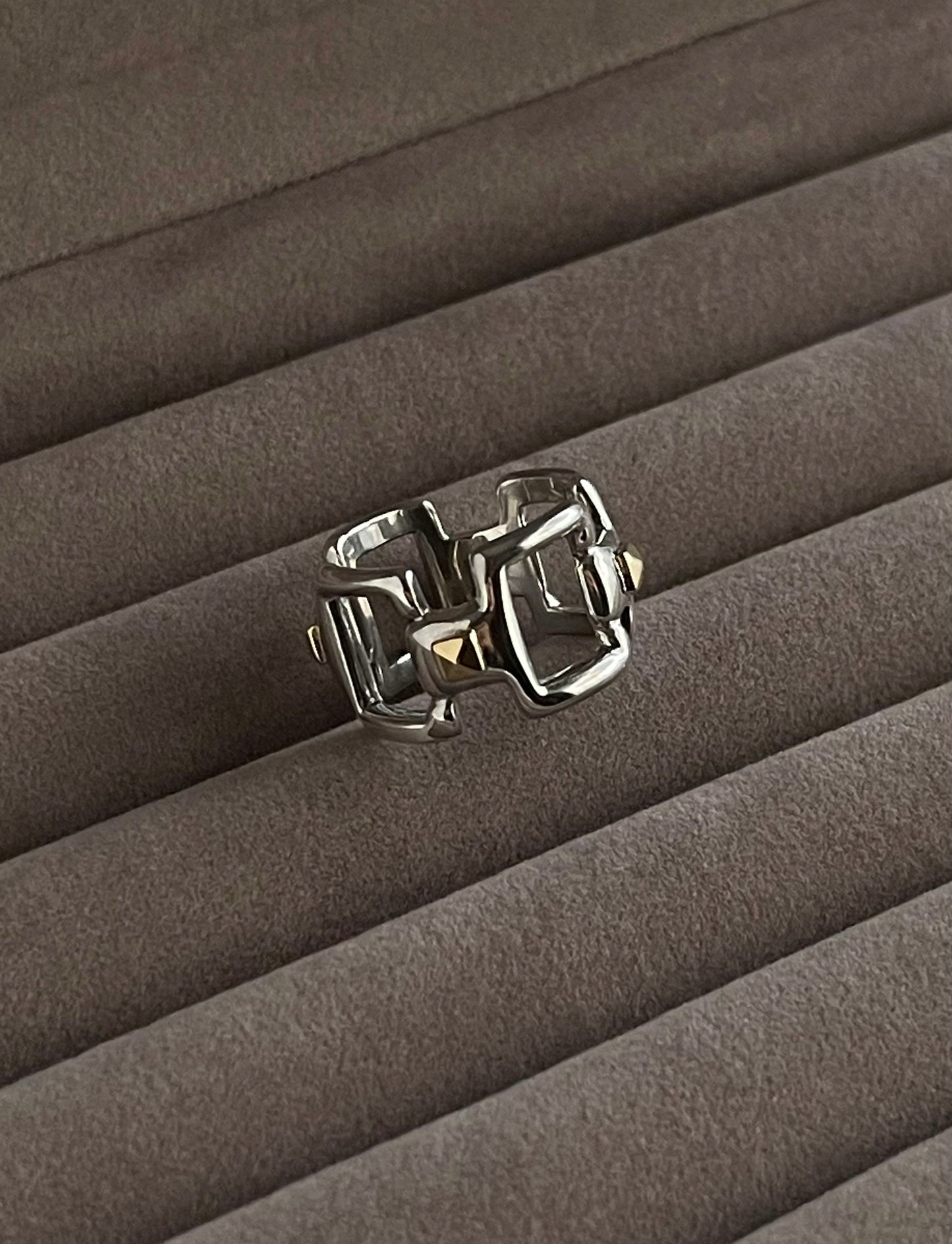 Squares pyramid studs ring