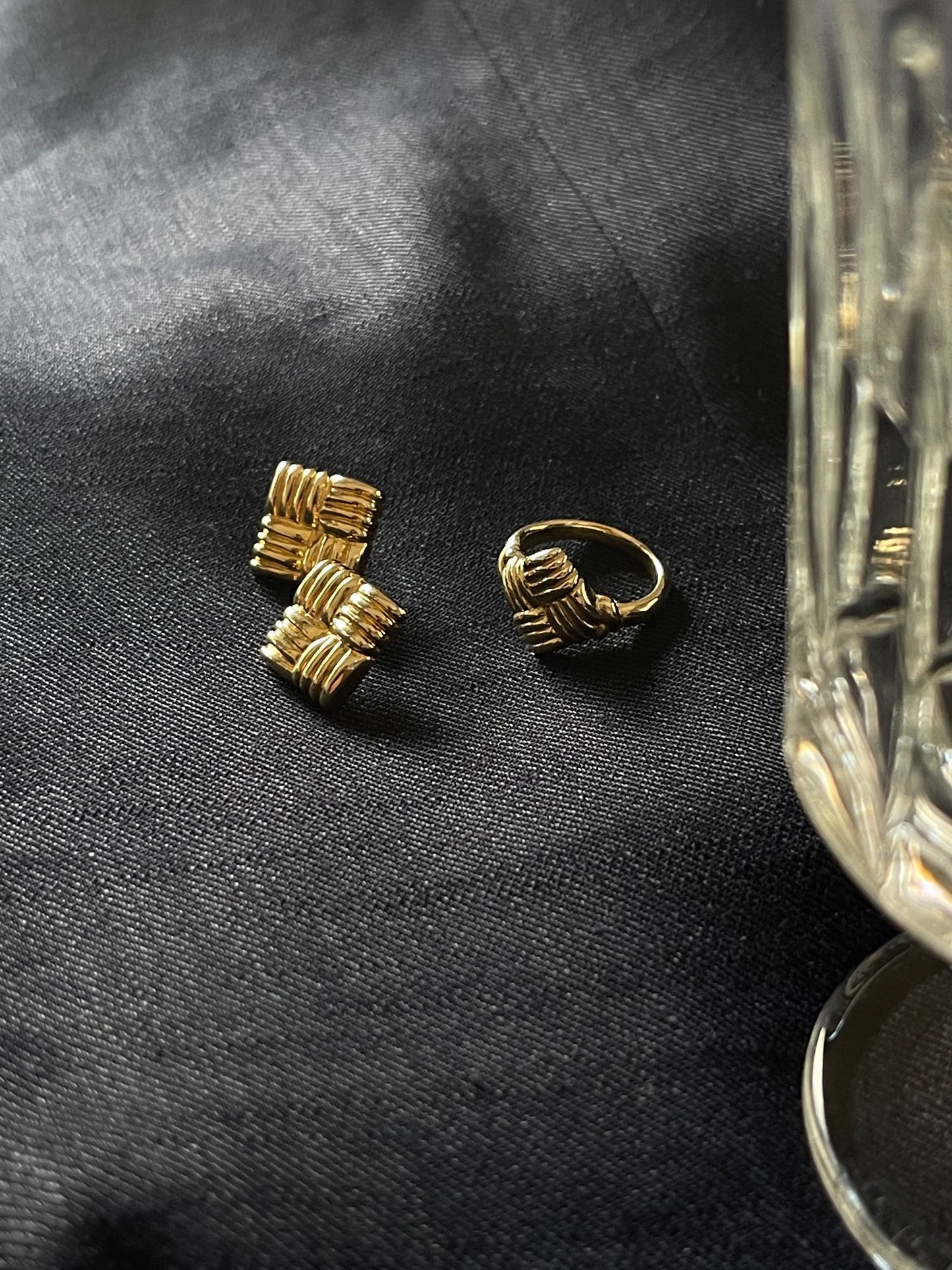 Twill weave ring