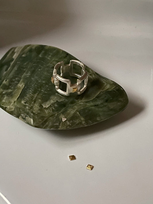 Squares pyramid studs ring