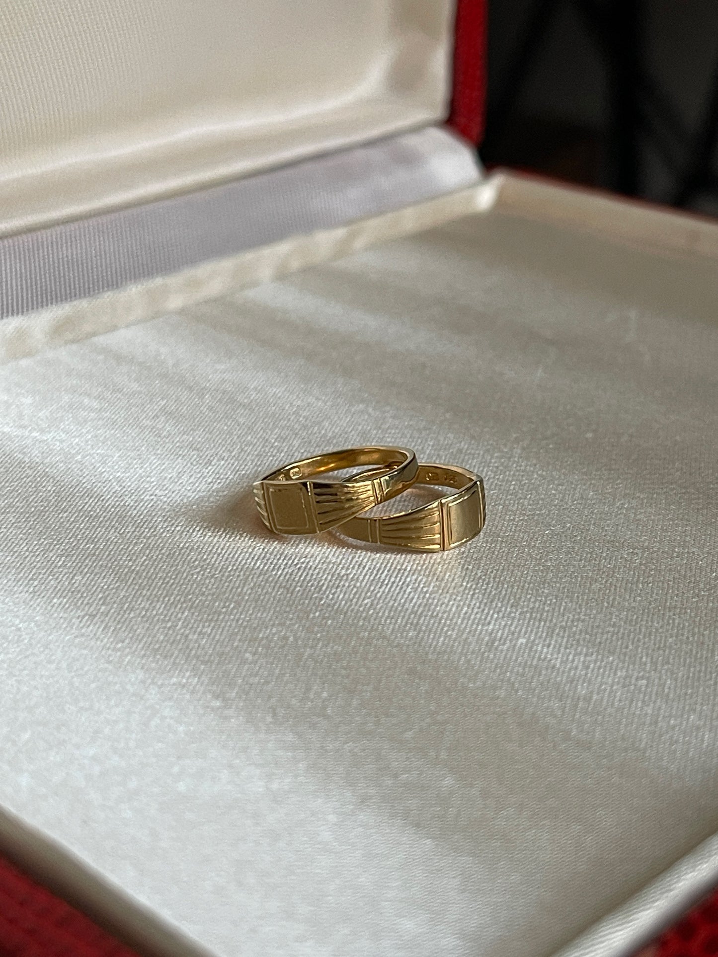 Square rimmed pinky ring