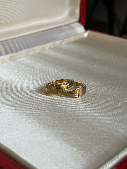 Square rimmed pinky ring