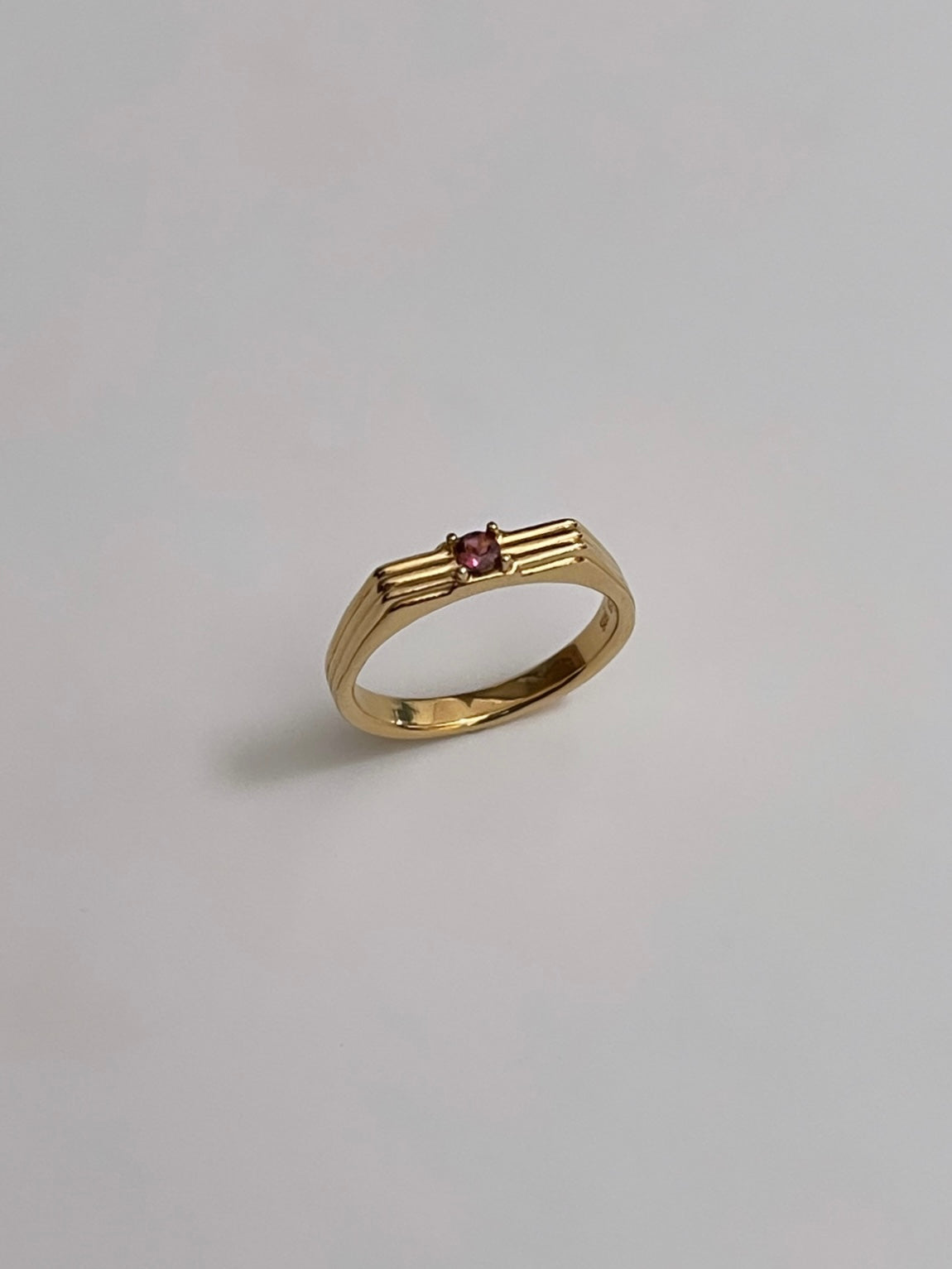 Birthstone reeding ring