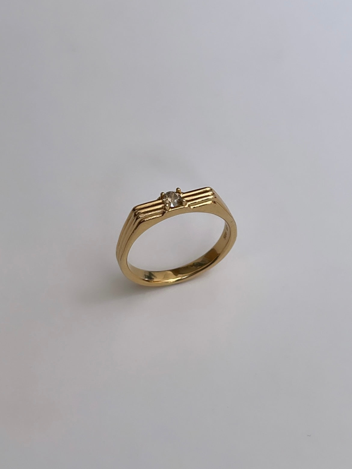 Birthstone reeding ring