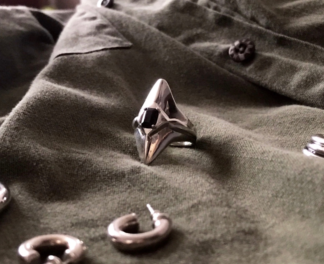 Black spinel star ring