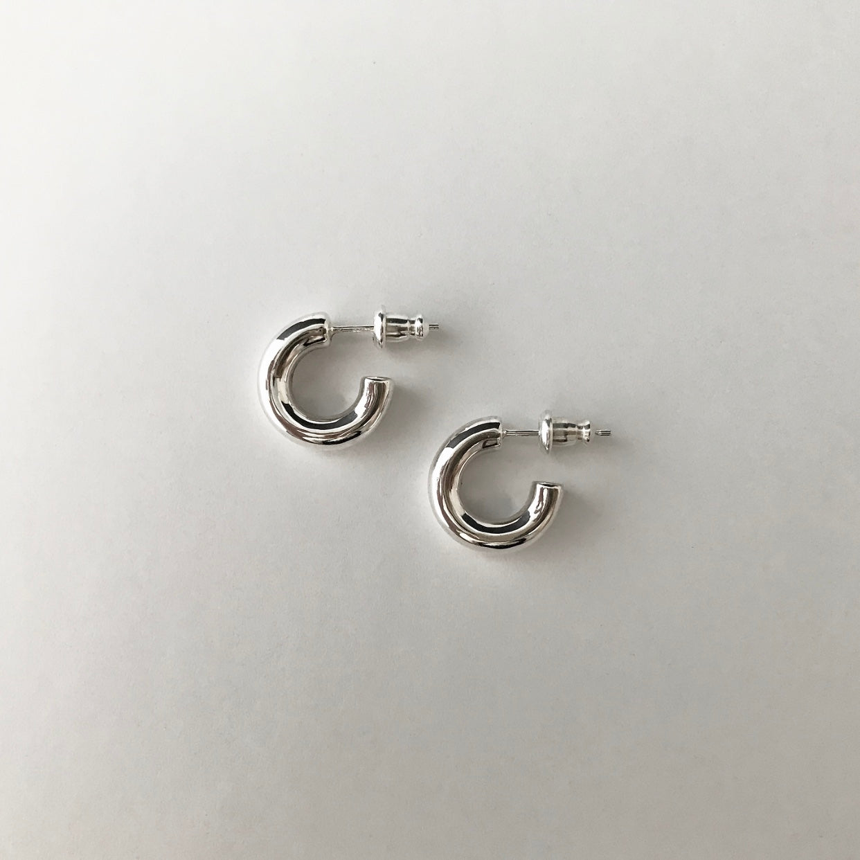 Round earrings