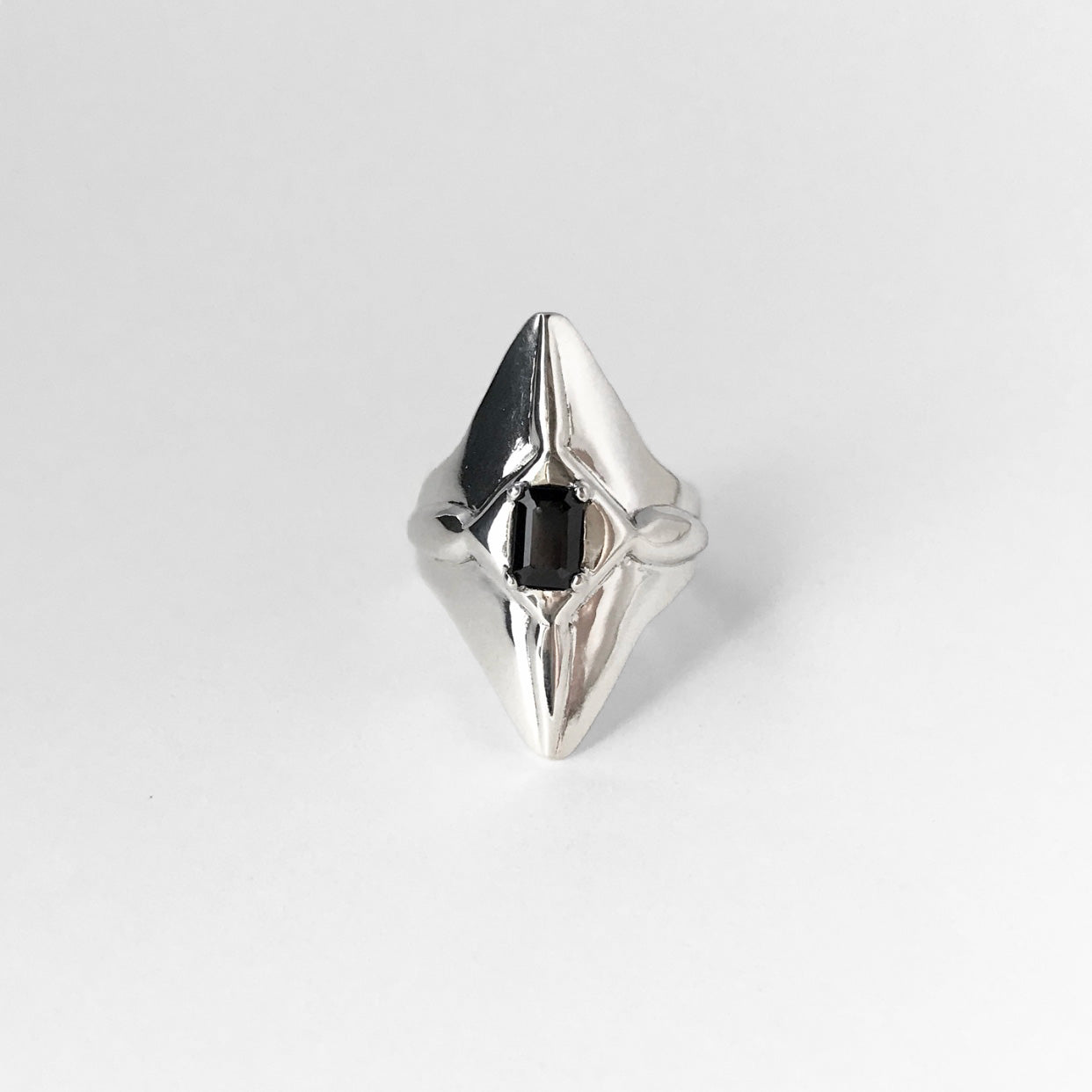 Black spinel star ring
