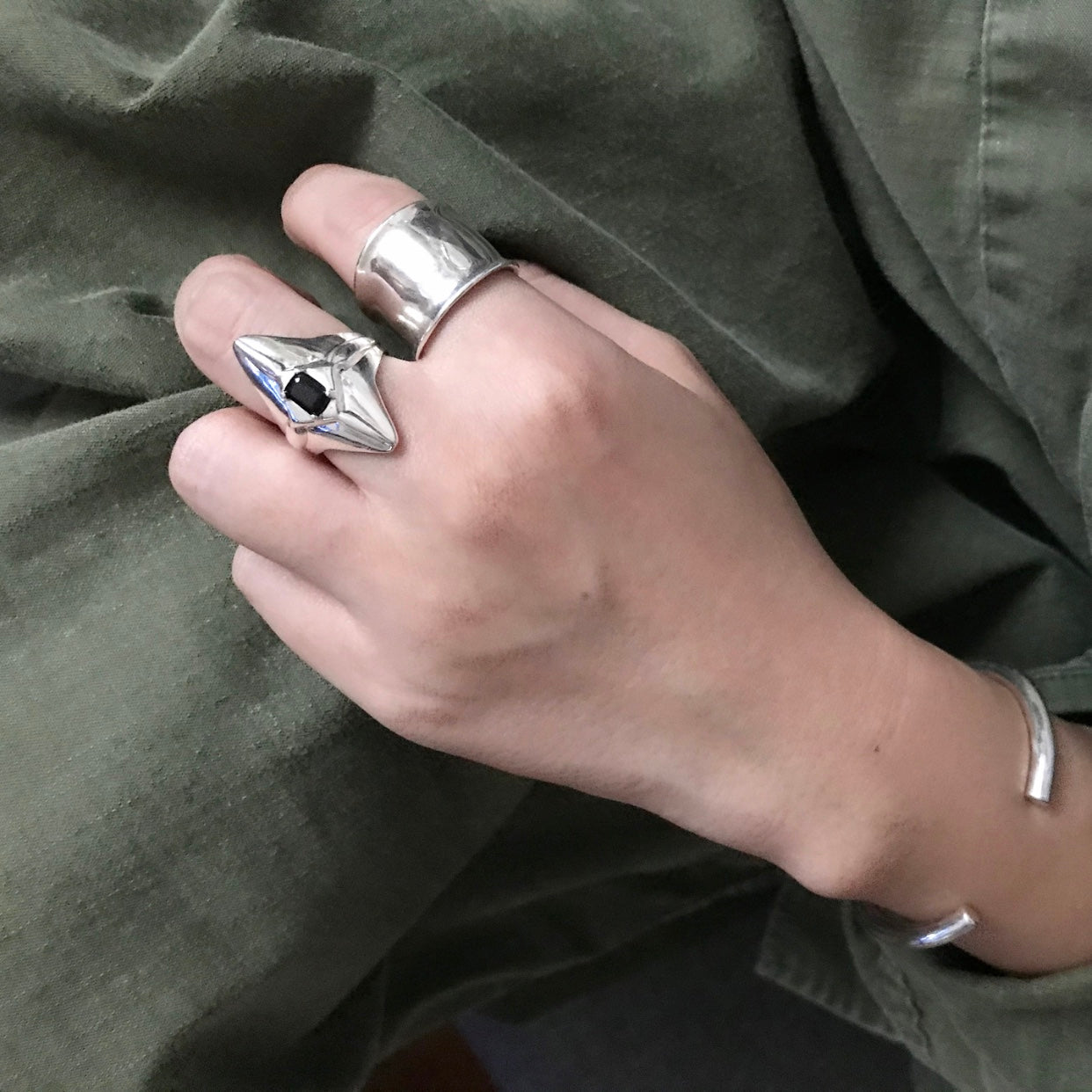 Black spinel star ring