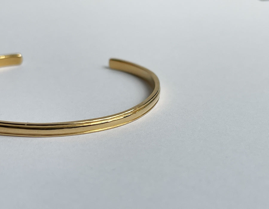 Classic lined bangle