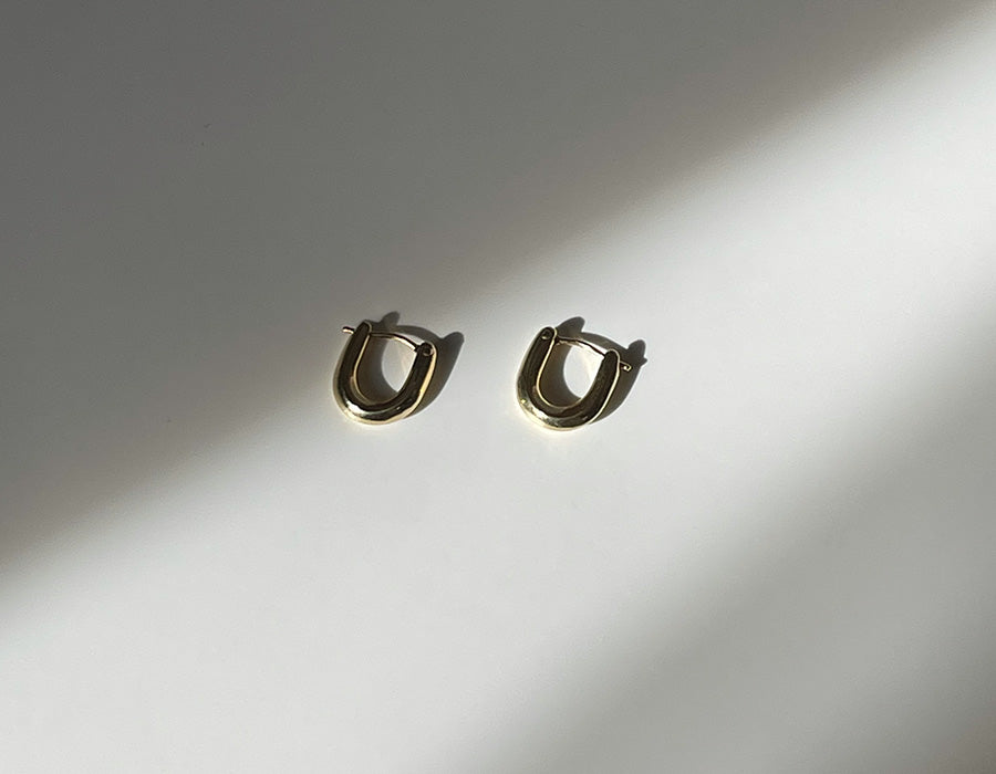 U earrings